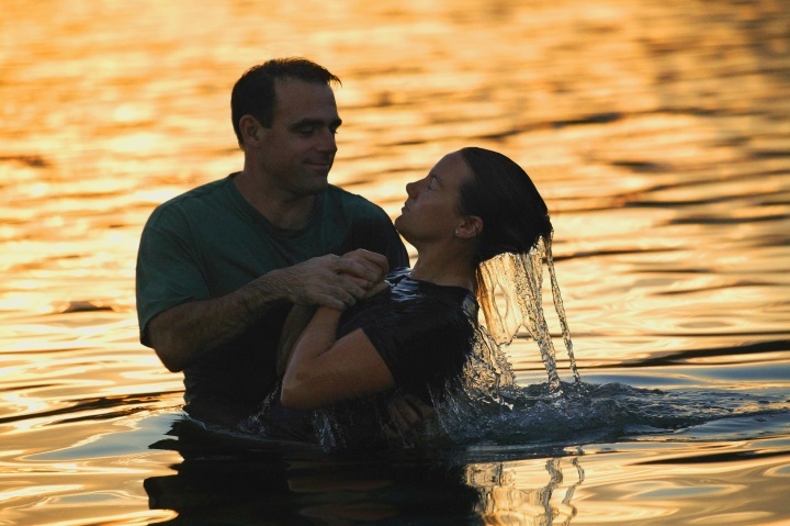 Um batismo nas águas.