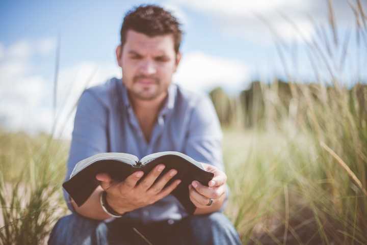 Um homem lendo uma Bíblia.