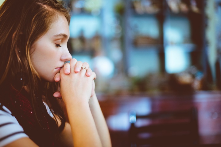 Uma jovem orando.