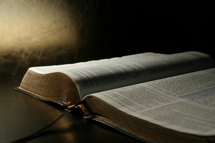 Uma Bíblia aberta sobre uma mesa.