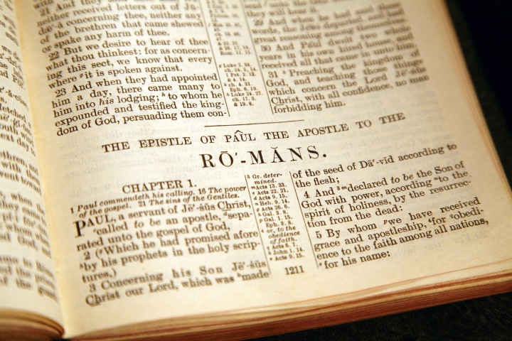 Uma Bíblia aberta no livro de Romanos.