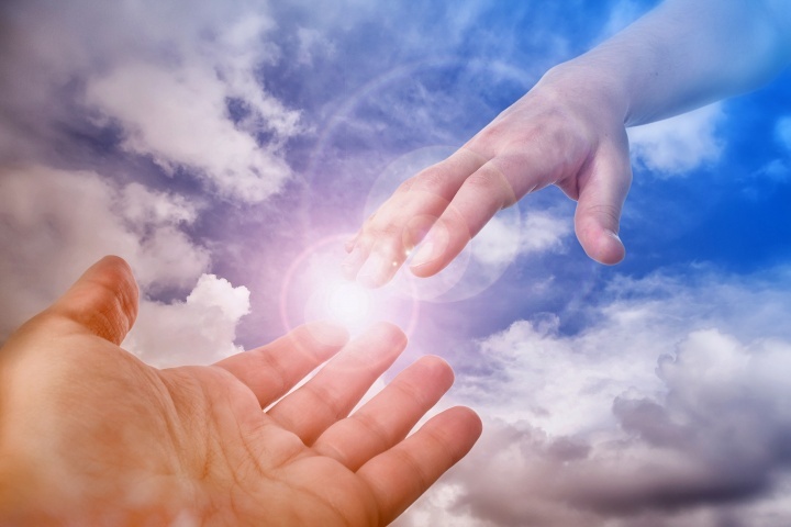 Uma ilustração fotográfica duma mão saindo das nuvens.