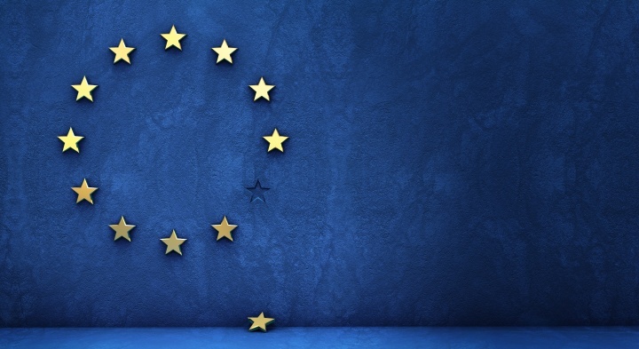A bandeira da União Europeia - Um círculo de doze estrelas amarelas de cinco pontas num campo azul. Uma das estrelas caiu do círculo.