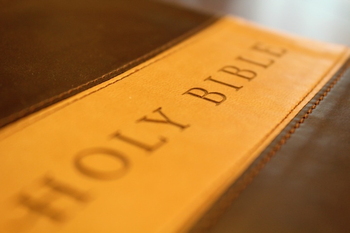 Uma Bíblia com o título "Bíblia Sagrada" numa capa de couro.