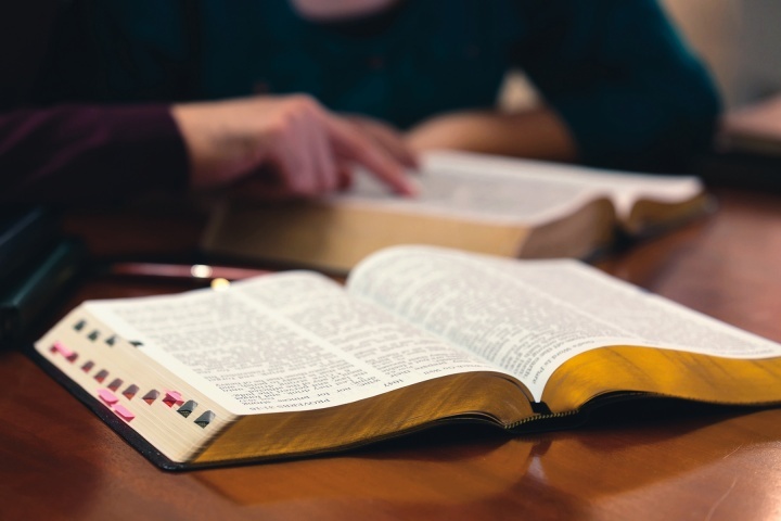 Bíblias abertas sobre uma mesa.