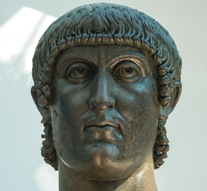 Um busto colossal do imperador romano Constantino o Grande em bronze, que legalizou uma forma muito diferente de cristianismo no seu império.