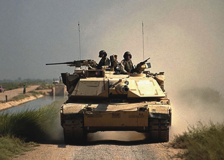 Tanque de guerra M1A1 do Exército dos EUA no Iraque em 2004.