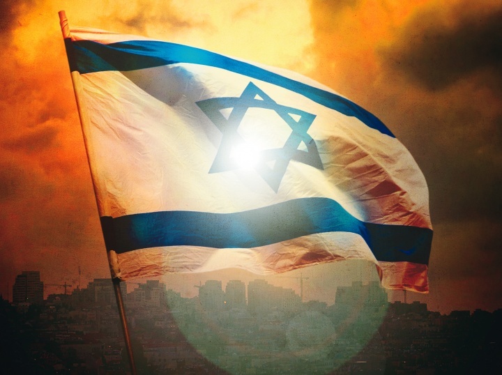 Bandeira israelense com Jerusalém ao fundo.