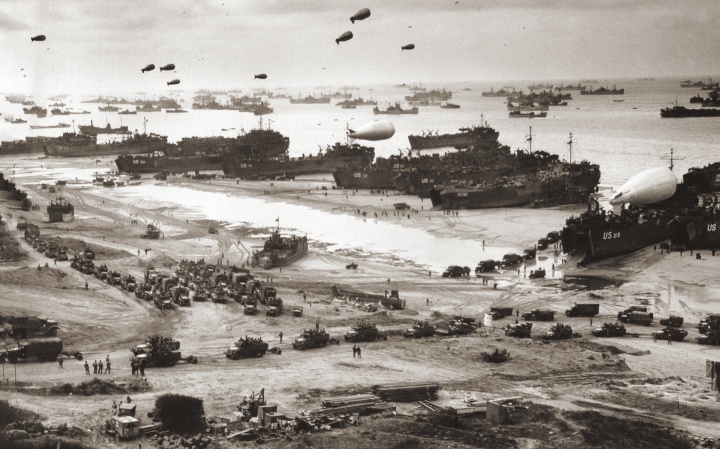 Com a cabeça de praia da Normandia assegurada, um grande número de tropas aliadas e veículos militares inundam a costa.