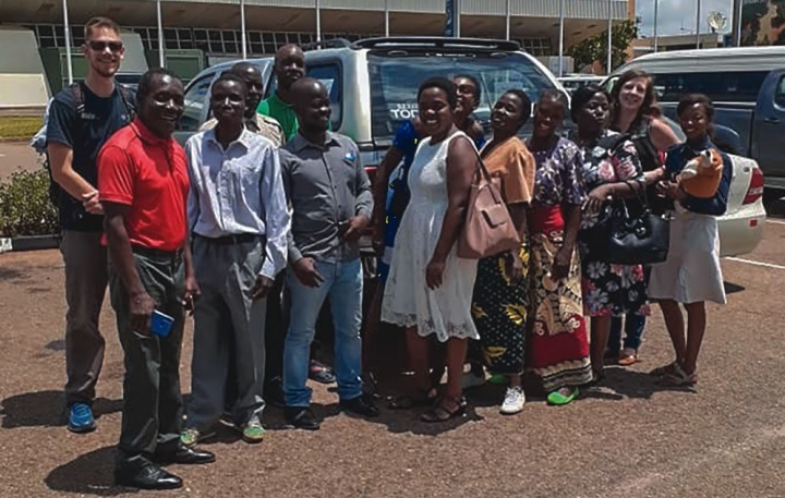 O autor e sua esposa Megan, na parte traseira esquerda e direita, se despedem no aeroporto de Malawi, na África, antes de voltar para a América.