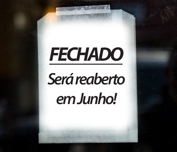 Uma nota escrita à mão na porta da loja que está fechada até junho.