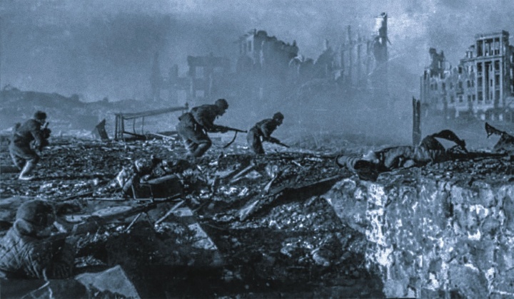 Soldados soviéticos lutando nos escombros de Stalingrado, Fevereiro de 1943.