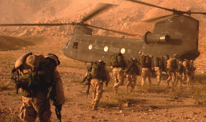 Tropas do Exército dos EUA embarcam um helicóptero Chinook nas montanhas escarpadas da província de Zabul, Afeganistão, nos primeiros anos da guerra.