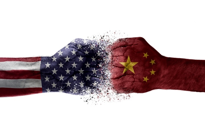 Uma ilustração artística de dois punhos colidindo com imagens sobrepostas de bandeiras americanas e chinesas.