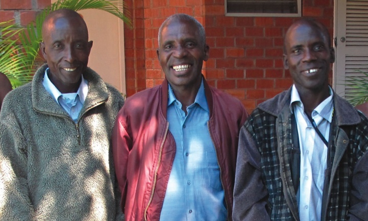 Joseph Kaputula (à esquerda) e os irmãos Christopher e Samuel Ndu ngyuyonga.