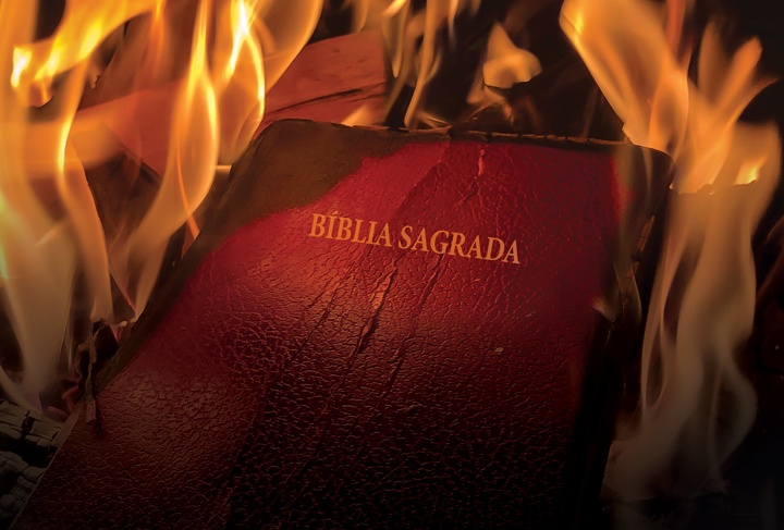 Uma Bíblia em chamas.