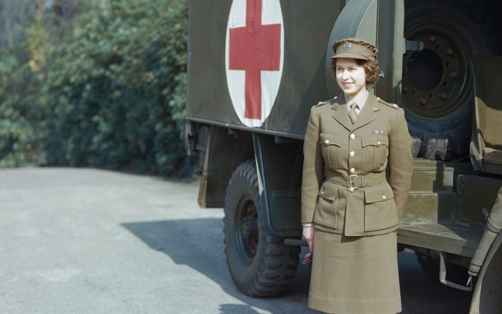 Uma foto da rainha Elizabeth quando jovem em frente a uma ambulância do exército.