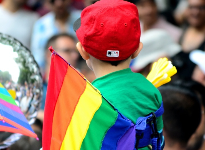 Uma criança em uma Parada do Orgulho LGBT. 