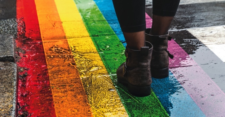 Uma calçada pintada com as cores da bandeira LGBT.