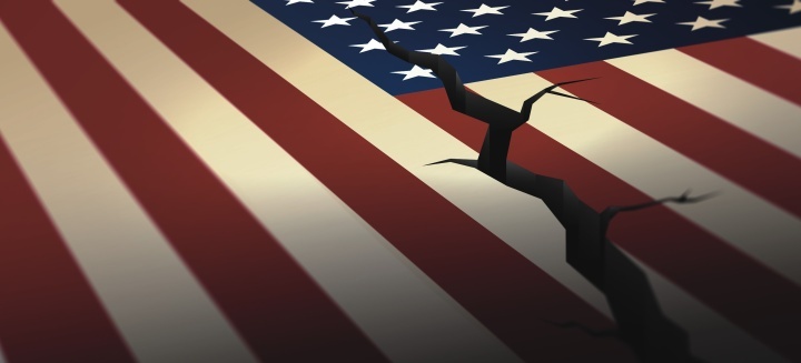 Uma ilustração artística de uma rachadura atravessando a bandeira dos Estados Unidos.