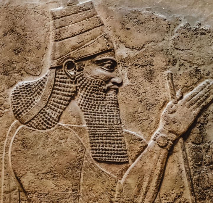 Relevo com uma representação do monarca assírio Tiglate-Pileser III encontrado em seu palácio em Nimrud, vinte e seis séculos após ter invadido Israel por volta de 745 a.C.