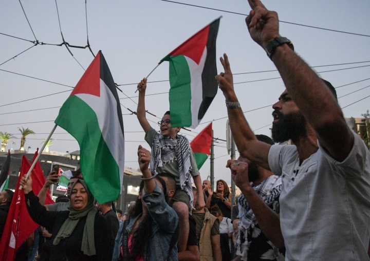 Embora o Hamas tenha tentado mostrar publicamente seu lado moderado, o fato é que esse grupo continua sendo essencialmente uma organização terrorista dedicada à destruição do Estado de Israel, como está expresso claramente em seu estatuto. Pessoas comemorando na Faixa de Gaza.