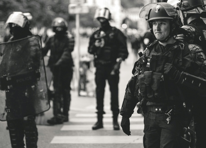 Um batalhão de polícia de choque.