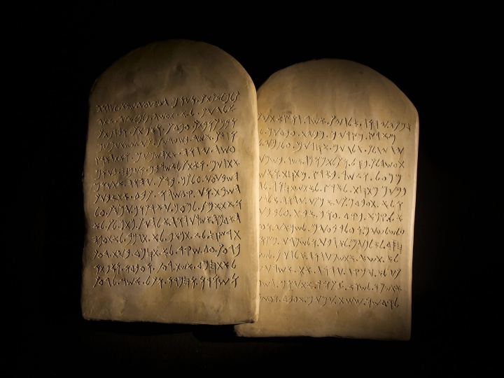 Os Dez Mandamentos, que foram gravados em tábuas de pedra pela mão de Deus, não eram apenas leis, mas um contrato divino, testemunhado em duas tábuas, unindo Deus e Israel em uma aliança de significado duradouro. Uma representação artística das duas tábuas dos Dez Mandamentos.
