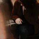 Uma mulher sentada com uma Bíblia no colo.