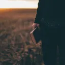 Uma pessoa segurando uma Bíblia.