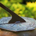 Um relógio solar em um jardim.