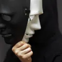 Máscaras com rostos preto e branco. 