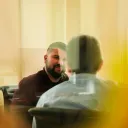 Dois caras conversando.