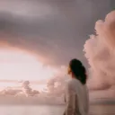 Uma mulher olhando para o céu.