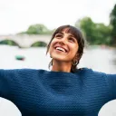  auto_awesome Did you mean: A woman with her arms stretched out looking up. 46 Uma mulher com os braços estendidos, olhando para cima.