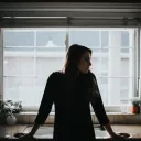 A Função Crucial da FéA woman standing by a kitchen sink.