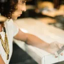 Uma mulher olhando para o seu smartphone.