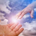 Uma ilustração fotográfica duma mão saindo das nuvens.