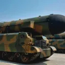 Durante o desfile militar anual a Coreia do Norte apresenta seu míssil KN-15, suspeito de ter capacidade para carregar armas nucleares.