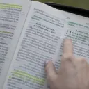 Uma Bíblia aberta para reservar James.