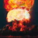 Uma explosão formando uma nuvem de cogumelo.