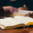 Bíblias abertas sobre uma mesa.