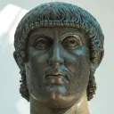 Um busto colossal do imperador romano Constantino o Grande em bronze, que legalizou uma forma muito diferente de cristianismo no seu império.