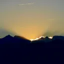 Um pôr-do-sol sobre uma serra.