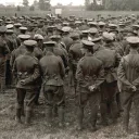 Uma fotografia velha de WWI que mostra uma missa no campo com os soldados que olham um padre.