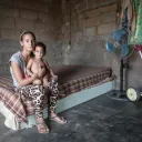 Uma jovem mãe venezuelana e seu filho.