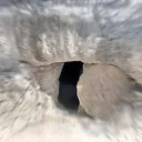 Um túmulo de pedra redonda na entrada.