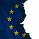 Bandeira da União Europeia rasgada.