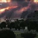 Uma instalação de petróleo saudita queimando após um ataque iraniano.