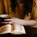 Uma mulher lendo a Bíblia.